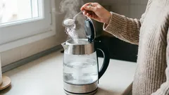 Em vez de vinagre e bicarbonato de sódio, adiciono este pó barato. Os depósitos de calcário desaparecem da chaleira como por magia.