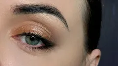 A asa em V esbatida em 5 minutos: delineador suave para todos os dias