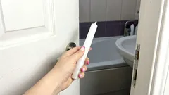 Uma vez por mês, vou ao banheiro e levo uma vela normal comigo. Isso resolve três problemas ao mesmo tempo.