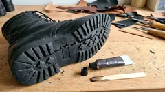 Se a sola do sapato rachou: dica prática do sapateiro para salvá-la