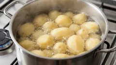  O que adicionar à água ao cozinhar batatas: elas cozinharão mais rápido e ficarão mais saborosas.