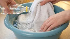 À noite, eu molho os panos de cozinha e as luvas de cozinha: pela manhã, eles ficam impecavelmente limpos, até mesmo as manchas de gordura antigas desaparecem.